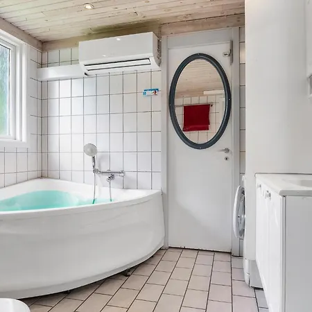 Stunning In Juelsminde With Wifi Sonderby (Midtjylland)